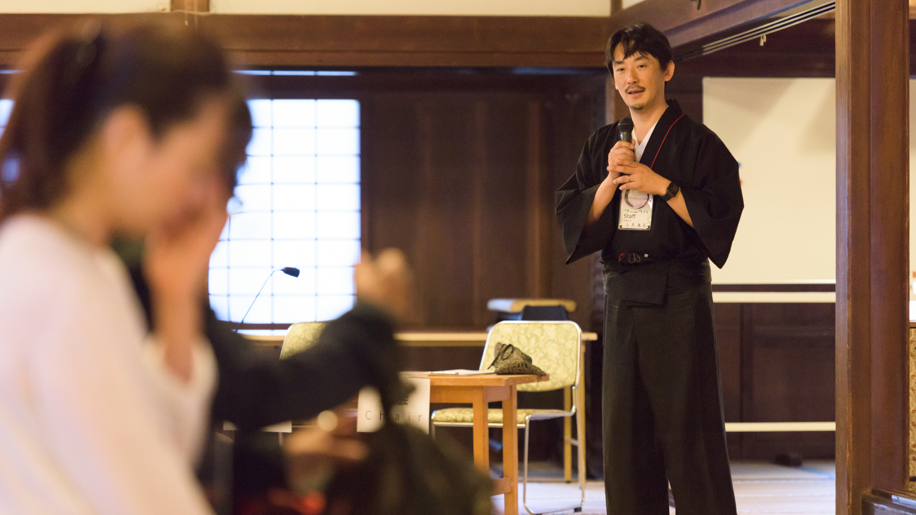 イベントで参加者に向けて話す三木康司